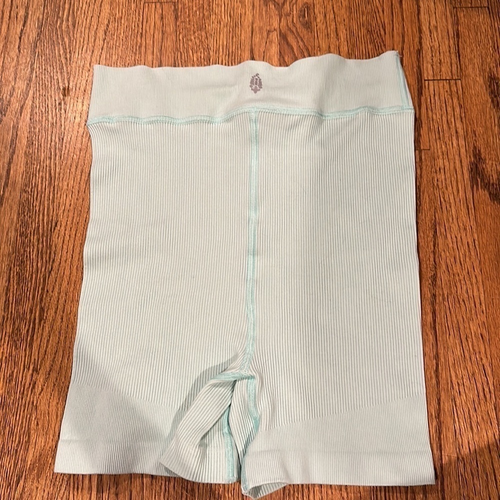 Free People Movement Free Throw Biker Shorts Size Large NWT - Picture 4 of 5